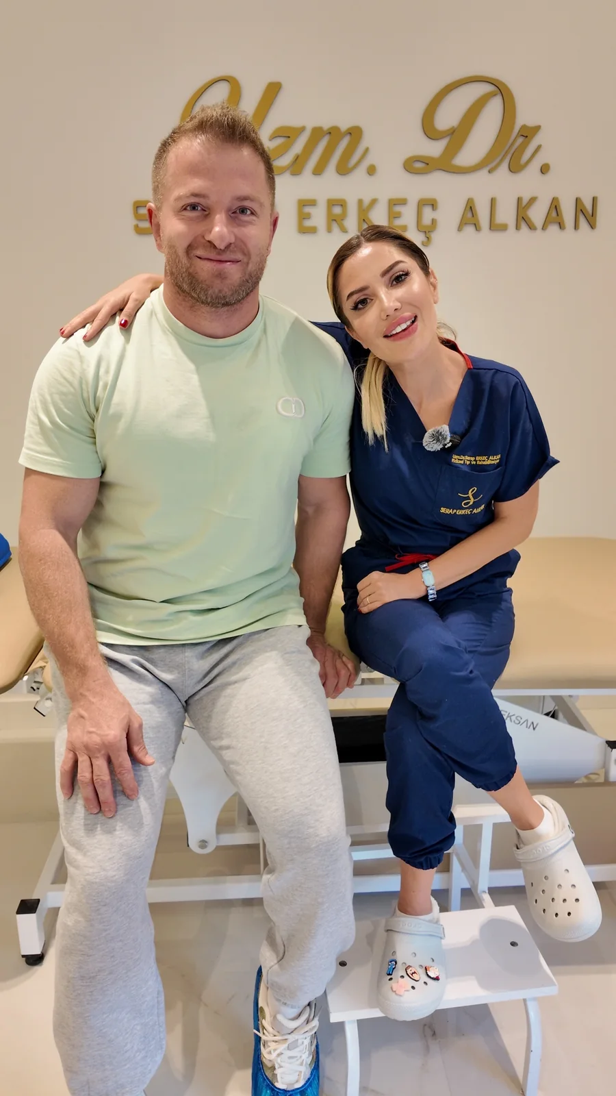 Uzm. Dr. Serap Erkeç Alkan ve kliniğini ziyaret eden hastası